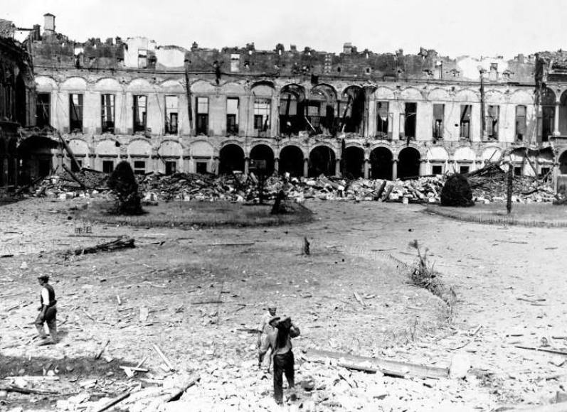 1943 - L'ex Ospedale Maggiore (oggi Università Statale) dopo i bombardamenti del '43